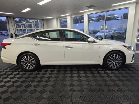 Used 2024 Nissan Altima 2.5 SV w/ SV Premium Package image 3