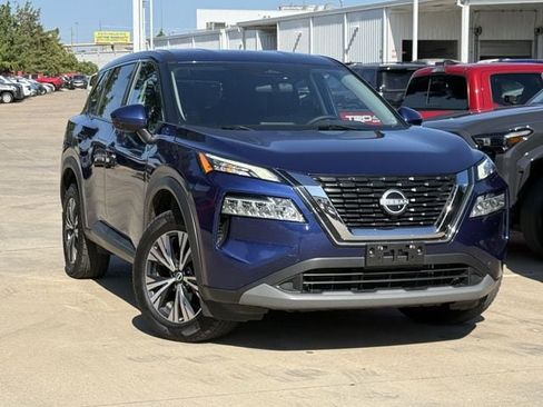 Used 2022 Nissan Rogue SV AWD/4WD image 2