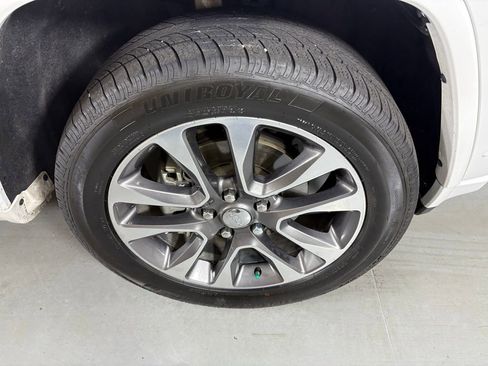 Used 2017 Jeep Grand Cherokee Overland w/ Jeep Active Safety Group image 11