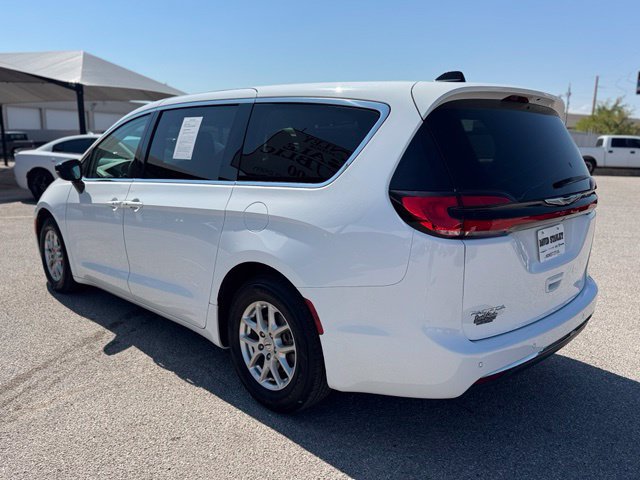 Used 2024 Chrysler Pacifica Touring-L FWD image 4