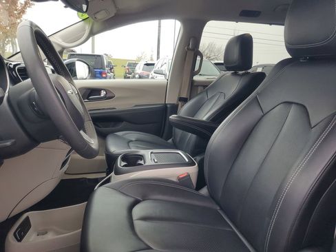 Used 2024 Chrysler Pacifica Touring-L FWD image 13