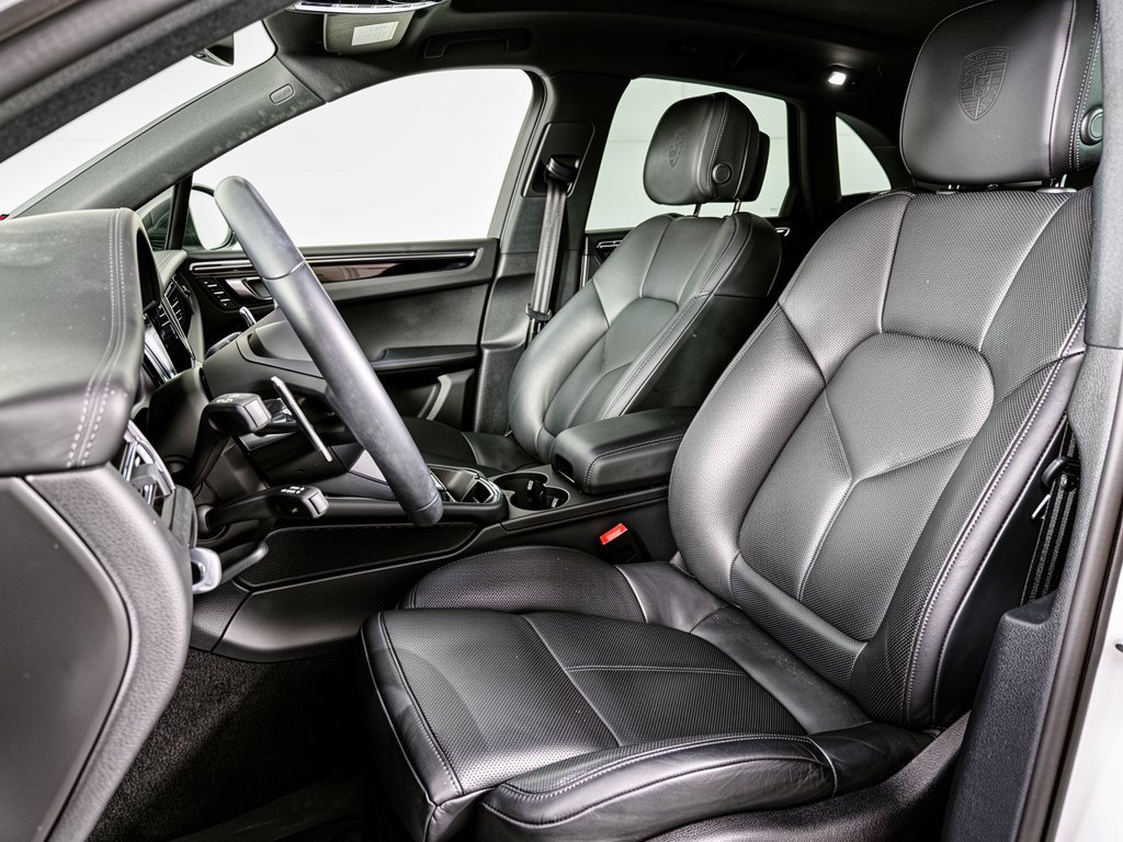 Certified 2025 Porsche Macan Turbo AWD/4WD image 5