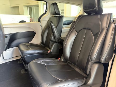 Used 2024 Chrysler Pacifica Limited FWD image 25