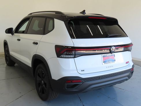 Certified 2026 Volkswagen Taos SE FWD image 6