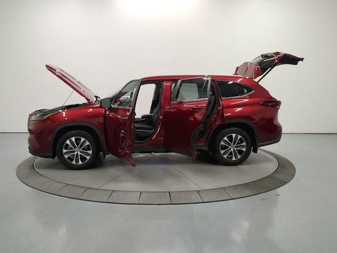 Used 2024 Toyota Highlander XLE FWD image 13