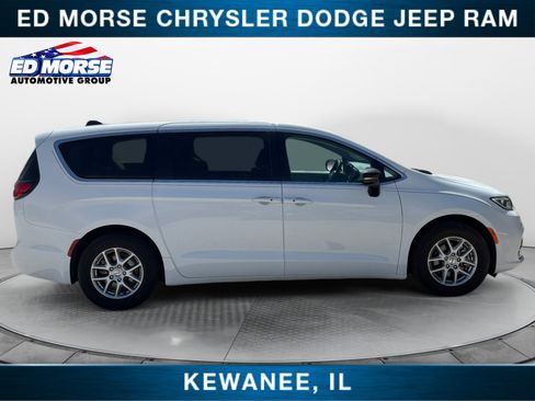 Used 2024 Chrysler Pacifica Touring-L FWD image 6