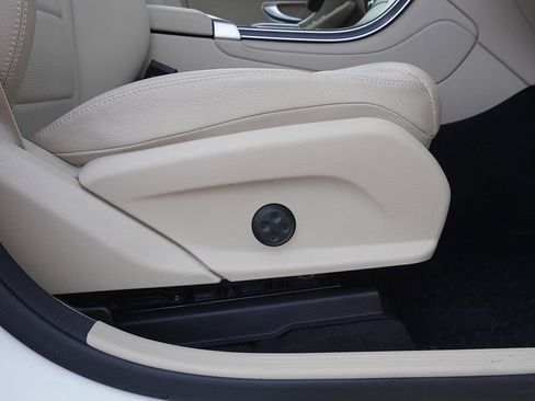 Used 2021 Mercedes-Benz GLC 300 4MATIC image 34