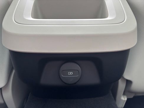 Used 2025 Volvo V60 B5 Cross Country Plus image 22