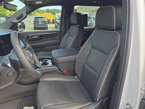 Used 2025 Chevrolet Tahoe Premier AWD/4WD image 16