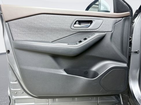 Used 2023 Nissan Rogue SV image 9