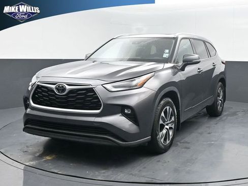 Used 2022 Toyota Highlander XLE FWD image 3