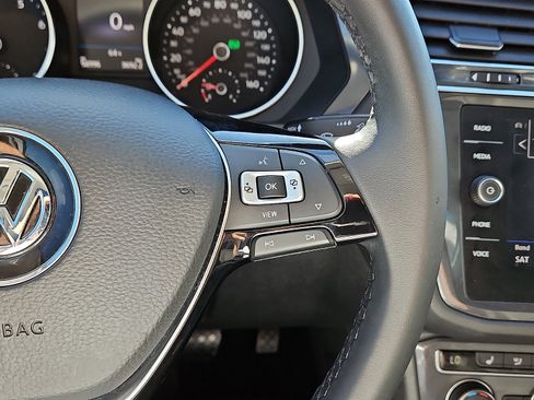 Used 2020 Volkswagen Tiguan SE w/ Panoramic Sunroof Package image 18