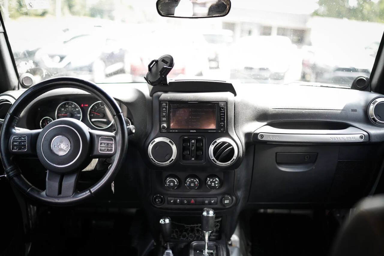 Used 2012 Jeep Wrangler Unlimited Rubicon w/ Dual Top Group AWD/4WD image 35