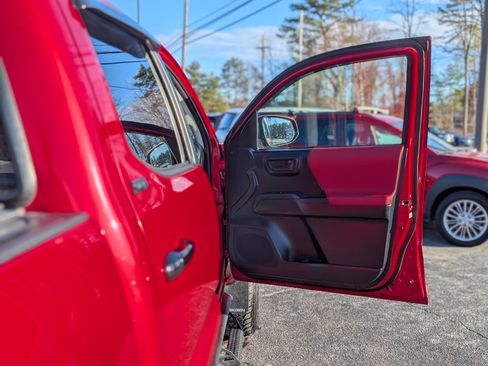 Used 2017 Toyota Tacoma SR image 48