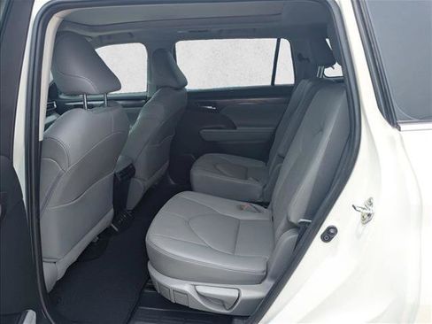 Used 2020 Toyota Highlander Platinum FWD image 18