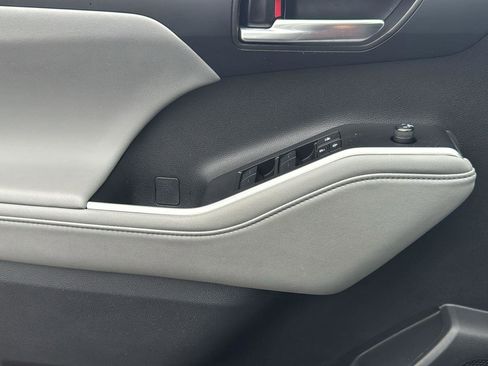 Certified 2024 Toyota Highlander XLE image 11