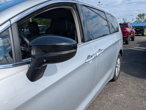 Used 2024 Chrysler Pacifica Touring-L FWD image 4