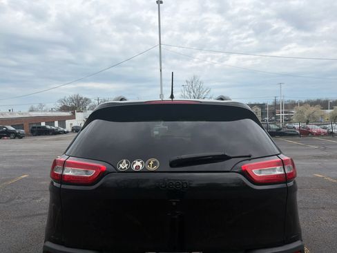 Used 2018 Jeep Cherokee Latitude w/ Altitude Package image 5