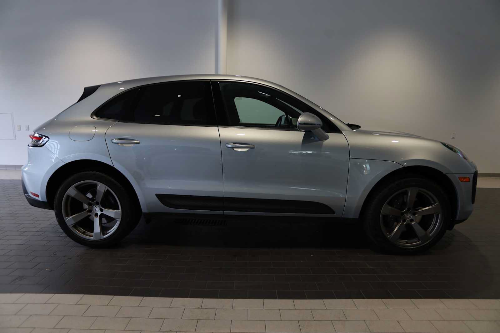 Used 2025 Porsche Macan AWD/4WD image 8
