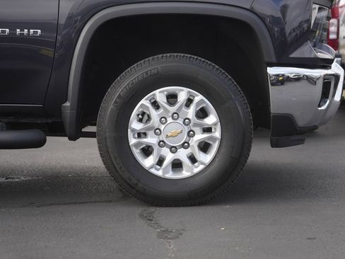 Used 2024 Chevrolet Silverado 2500 LT w/ Convenience Package image 4