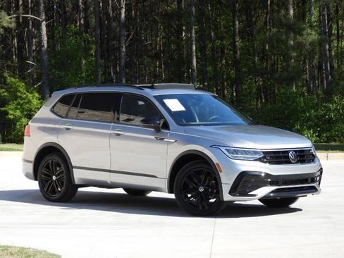 Used 2022 Volkswagen Tiguan SE R-Line image 13