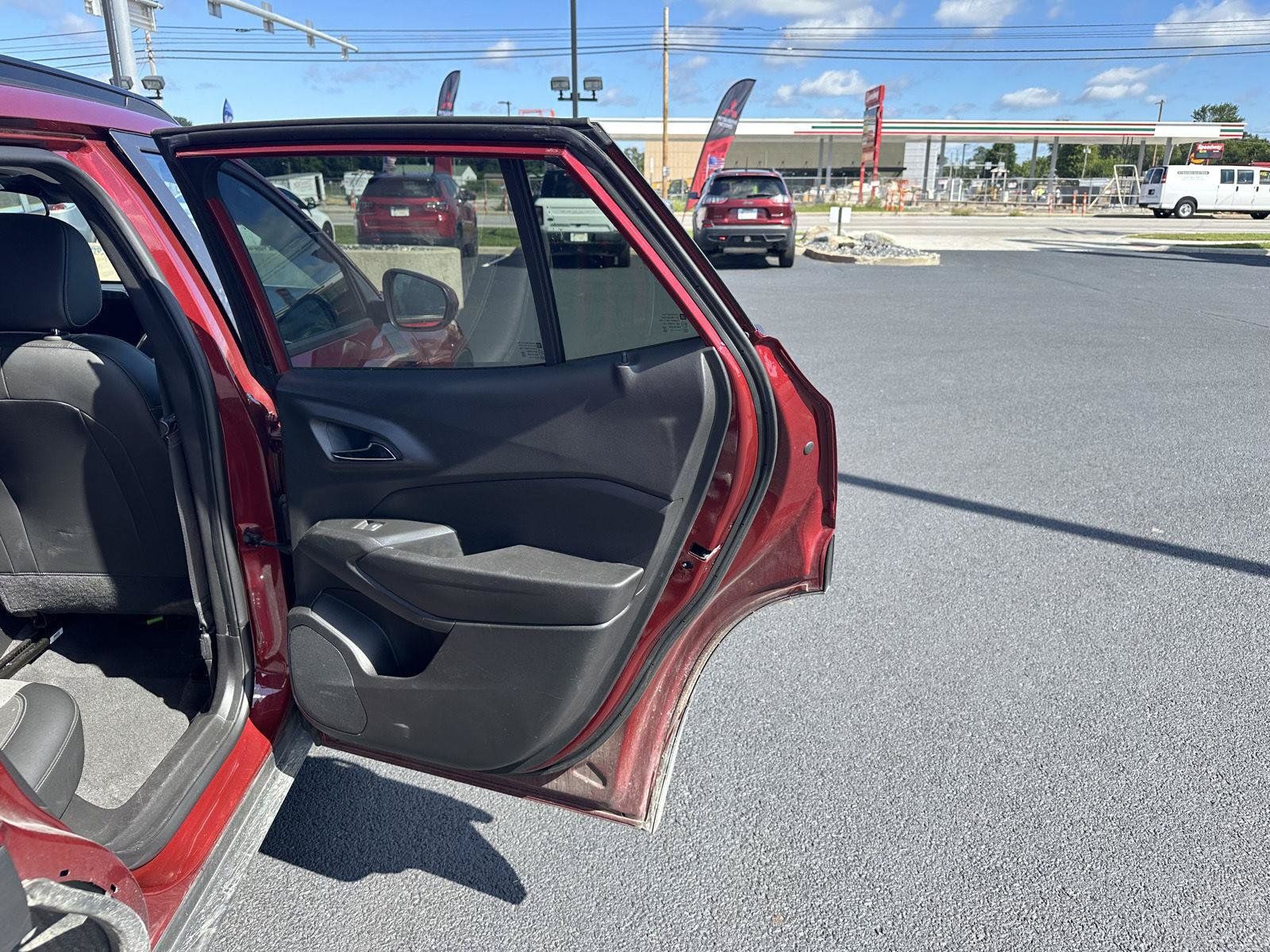 Used 2025 Chevrolet Trax LT FWD image 10