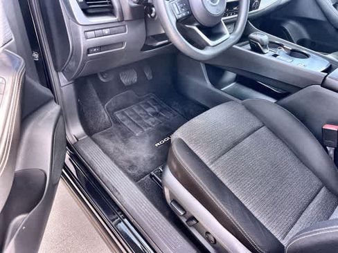 Used 2021 Nissan Rogue SV FWD image 3