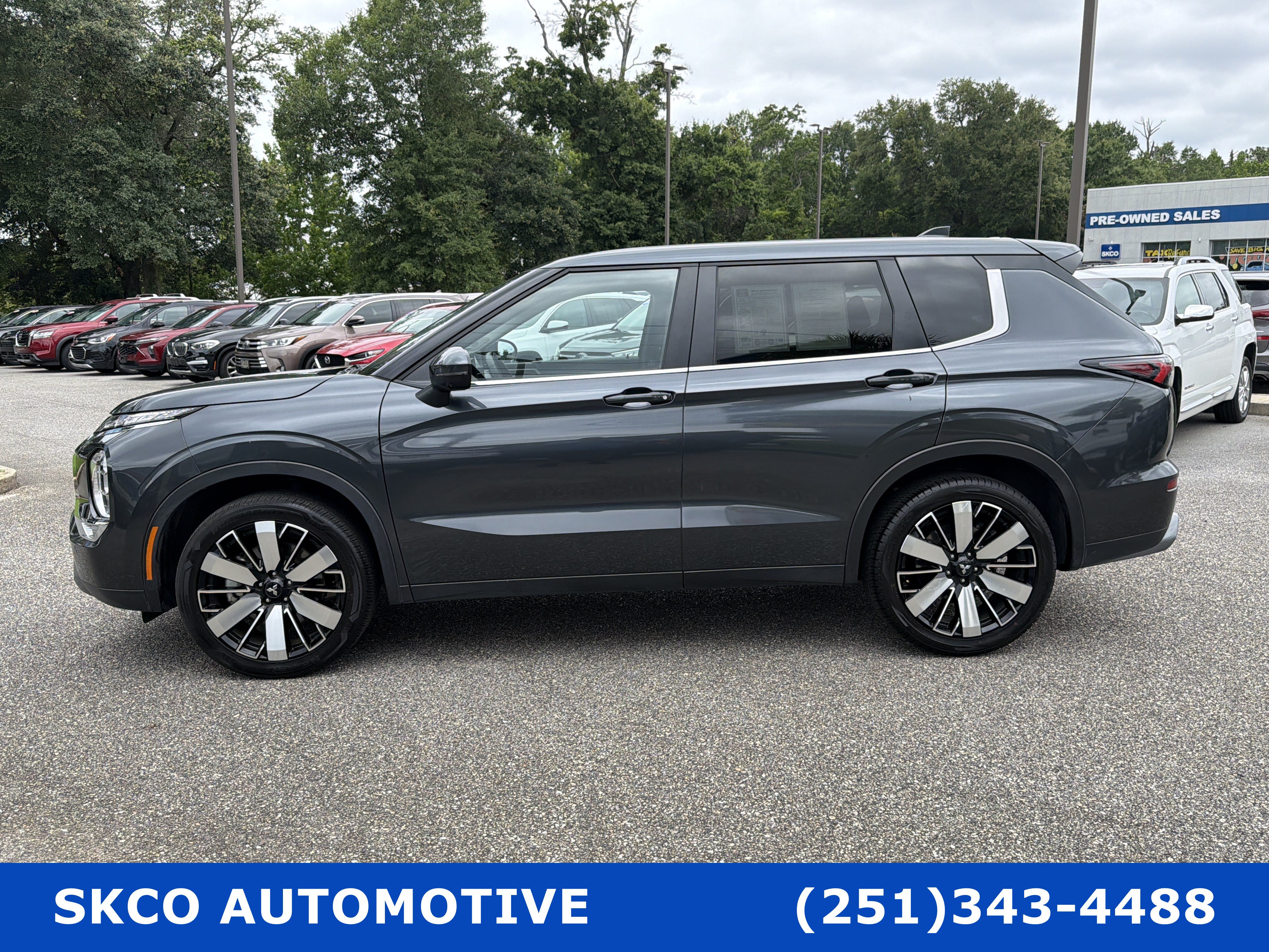 Used 2025 Mitsubishi Outlander SE FWD image 2