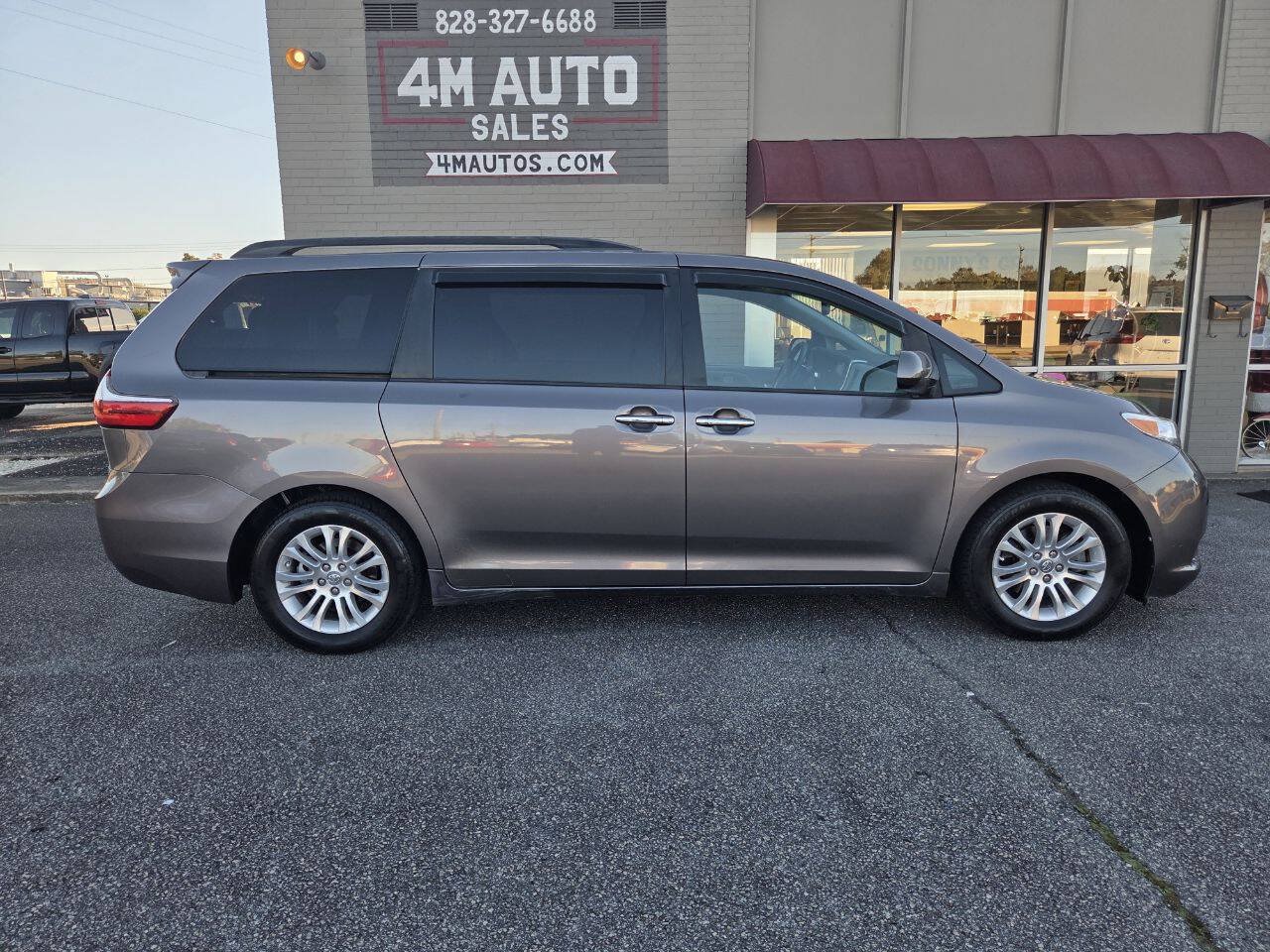 Used 2015 Toyota Sienna XLE FWD image 2