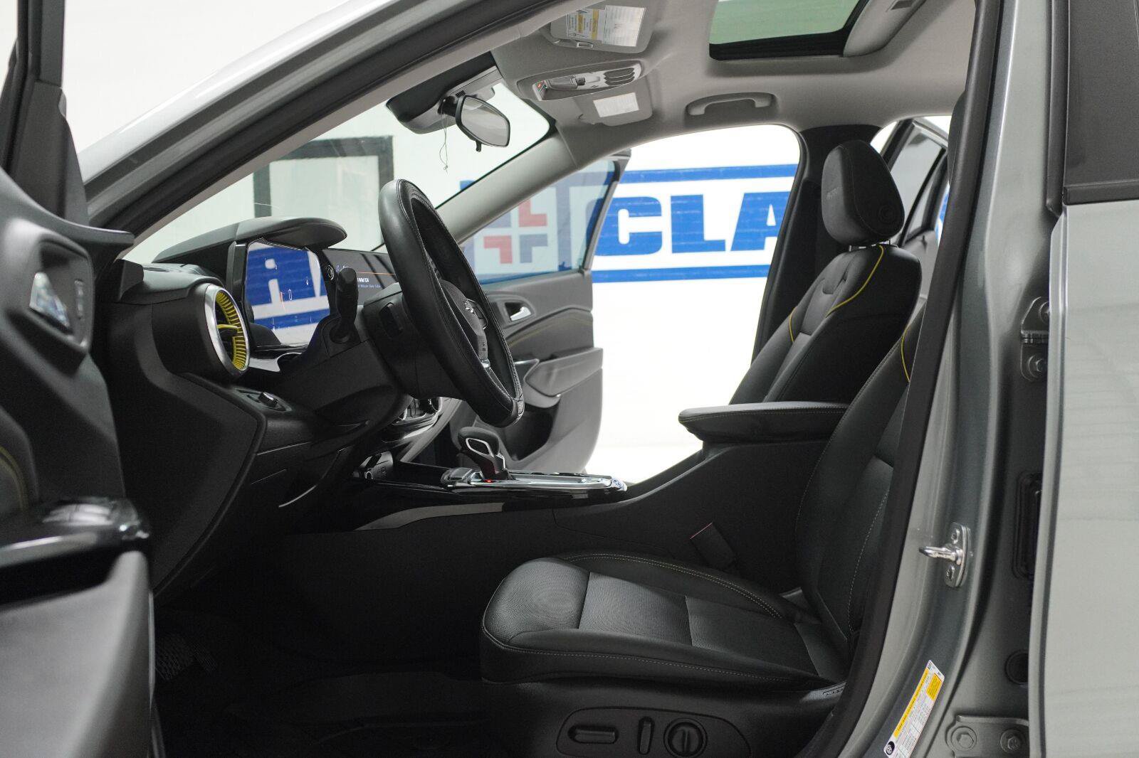 Used 2025 Chevrolet Trax ACTIV w/ Sunroof Package FWD image 5