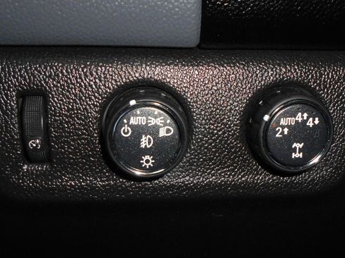 Used 2018 Chevrolet Colorado Z71 AWD/4WD image 17
