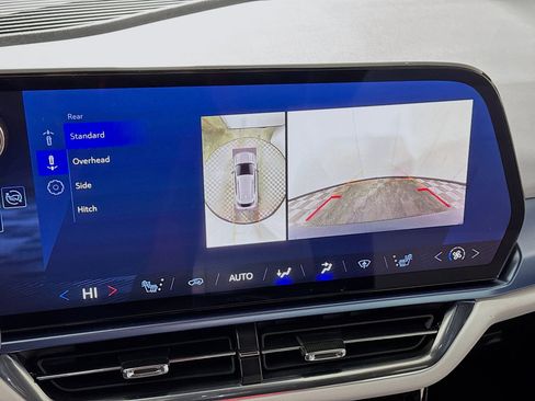 Used 2025 Chevrolet Equinox EV LT w/ Convenience Package image 3