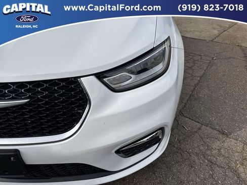 Used 2024 Chrysler Pacifica Touring-L image 11