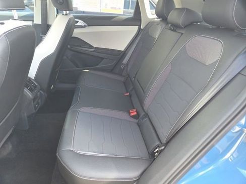 Used 2025 Volkswagen Taos SE FWD image 12