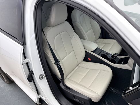 Used 2022 Volvo XC40 T5 Momentum image 16