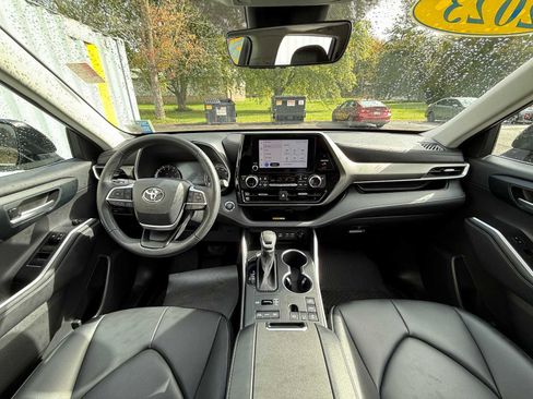 Used 2023 Toyota Highlander XLE image 10