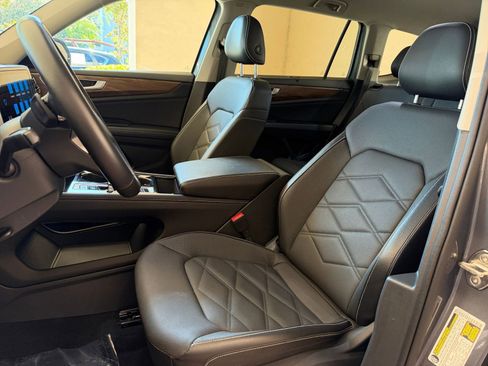 Used 2025 Volkswagen Atlas SE image 21