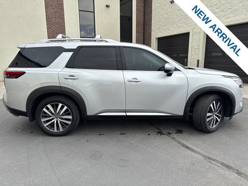 Used 2022 Nissan Pathfinder Platinum AWD/4WD image 8