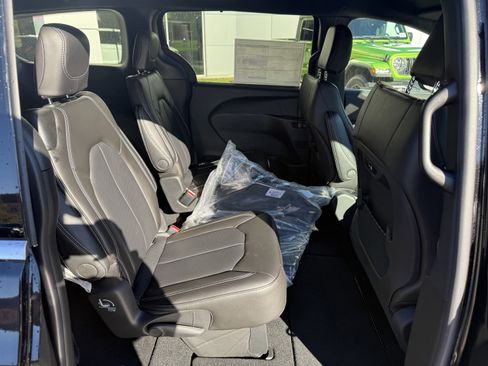 New 2026 Chrysler Pacifica Select image 12