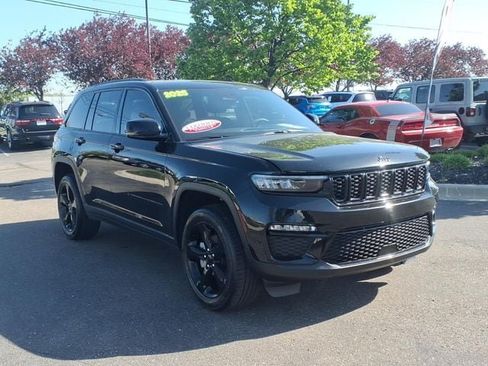 Certified 2025 Jeep Grand Cherokee Limited w/ Black Appearance Package AWD/4WD image 3