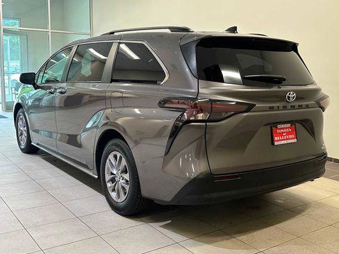 Used 2023 Toyota Sienna XLE FWD image 4