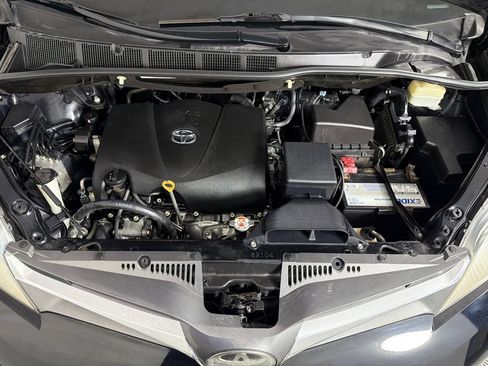 Used 2018 Toyota Sienna XLE image 29