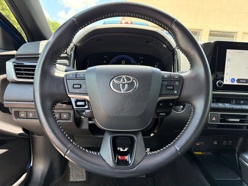 Used 2025 Toyota Camry SE FWD image 13