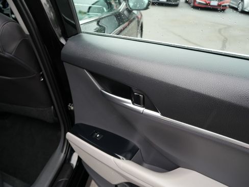 Used 2018 Toyota Camry LE FWD image 33