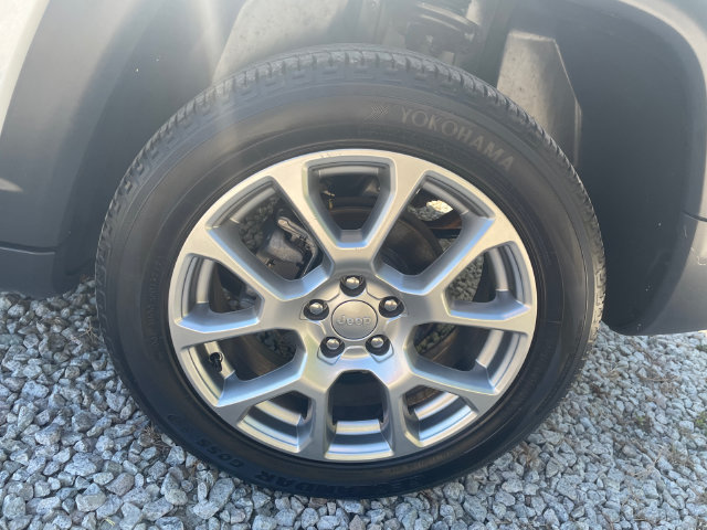 Used 2022 Jeep Compass Latitude w/ Sun and Sound Group AWD/4WD image 19