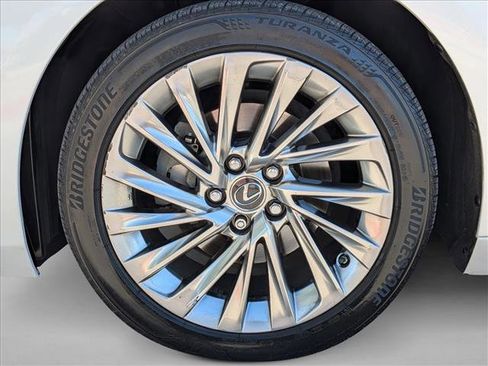 Used 2019 Lexus ES 300h w/ Accessory Package 2 image 24