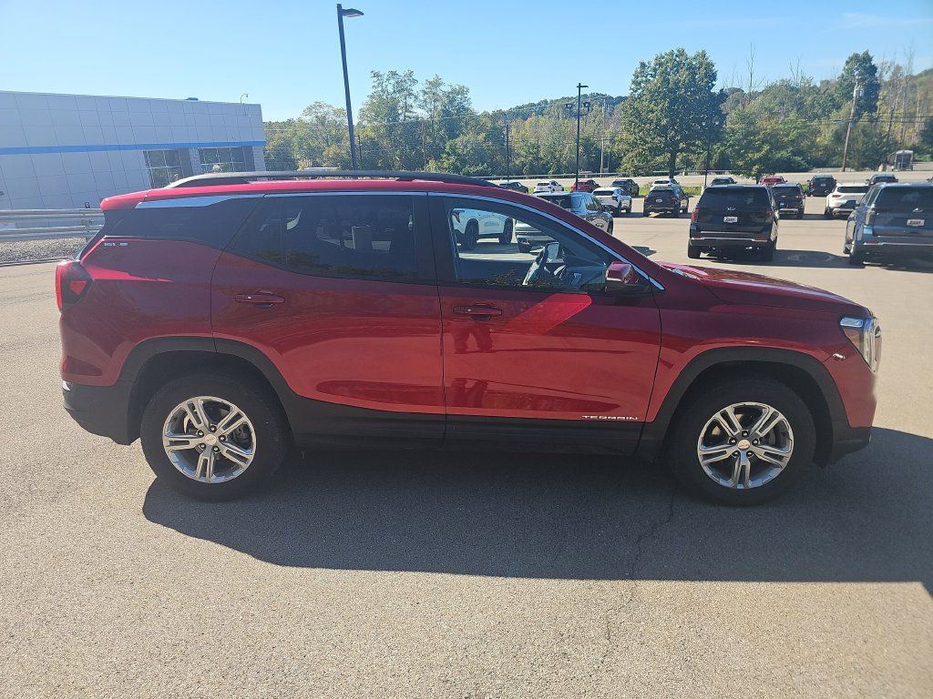 Used 2023 GMC Terrain SLE w/ Driver Convenience Package AWD/4WD image 4