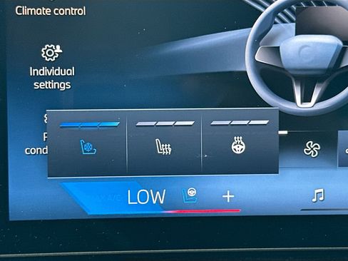 Certified 2024 BMW i7 xDrive60 w/ Premium Package AWD/4WD image 20