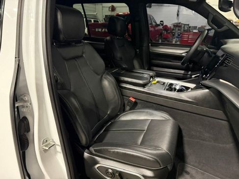 Used 2023 Jeep Wagoneer Series II AWD/4WD image 11