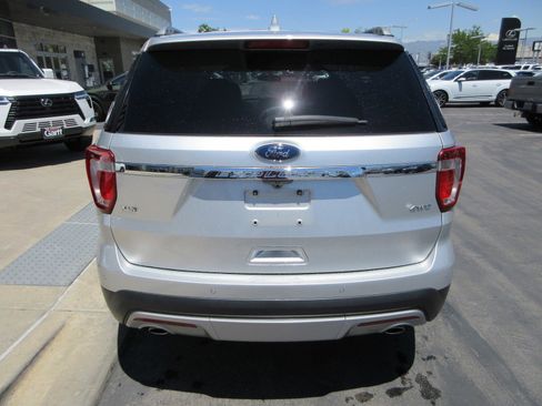 Used 2017 Ford Explorer XLT w/ Equipment Group 202A AWD/4WD image 7